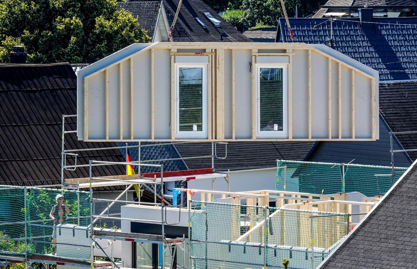 Ein Fertighaus entsteht in Modulbauweise. Bild: Einbau Seitenwand eines Fertighauses.