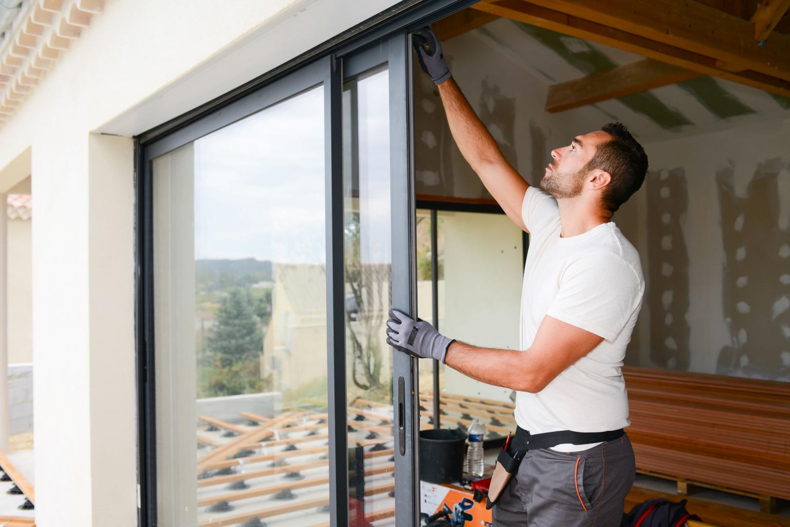 Freiheit im Detail: Beim Massivhaus kann jeder Handgriff selbstbestimmt werden. Bild: Fenstereinbau