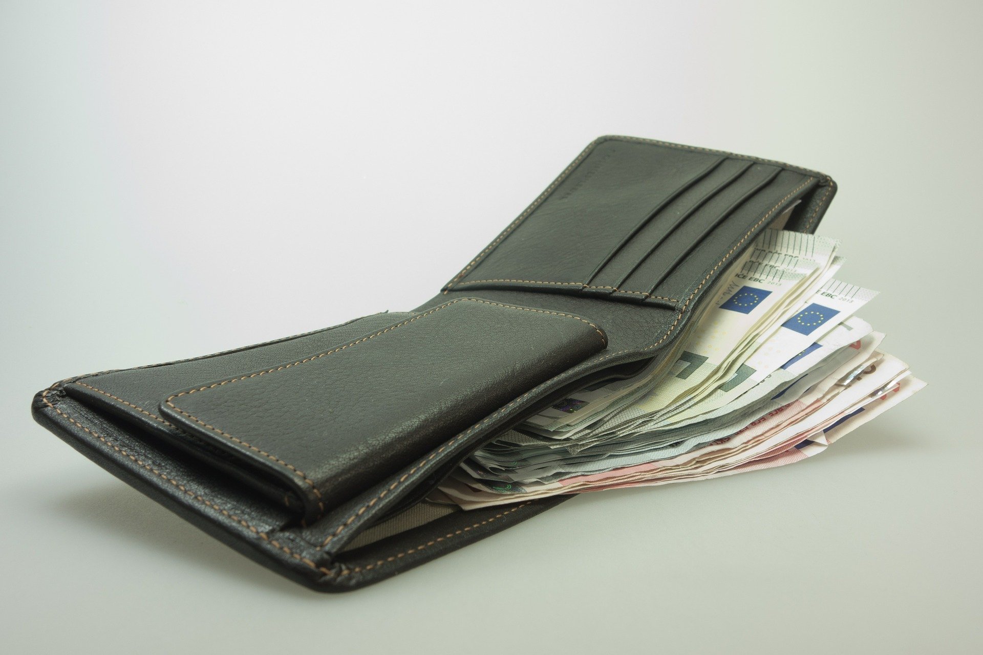 Gelbörse mit Geldscheinen Bild: Gelbörse mit Geldscheinen