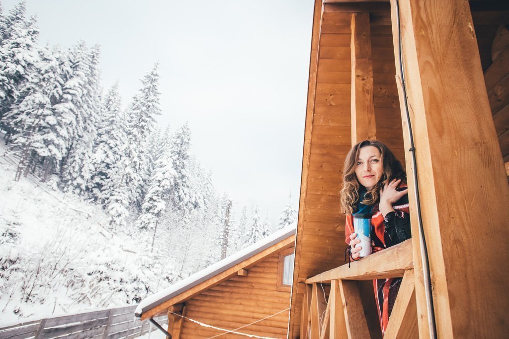 Bild: Frau in Massivholzhaus