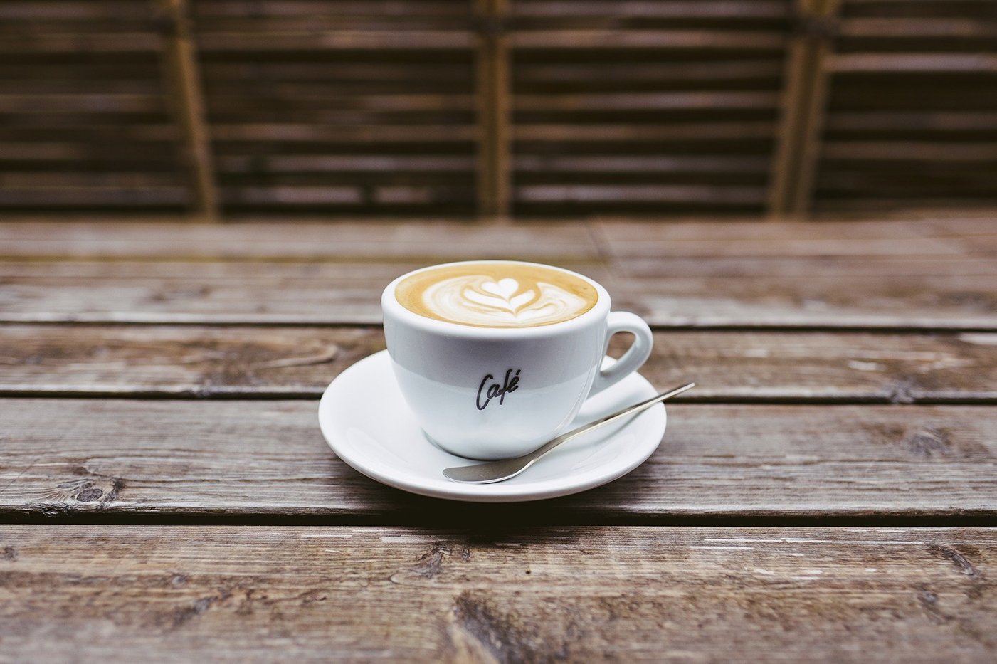 Bild: Kaffee auf einem rustikalen Tisch