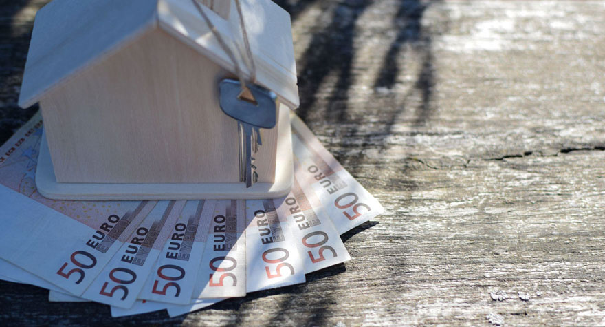 Holzhaus Modell und 50 € Banknoten