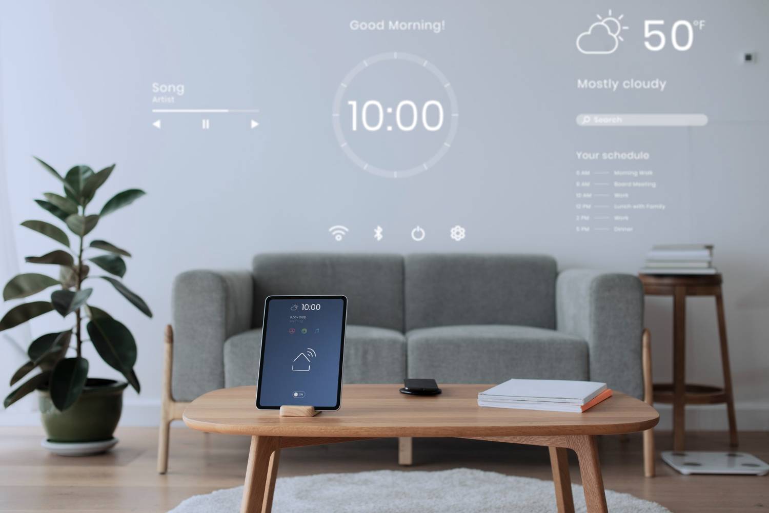 Ein Tablet auf einem Couchtisch vor einer Couch mit virtueller Digitalanzeige im Zimmer