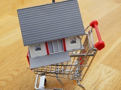 Immobilie kaufen | Kriterien | Finanzierung Bild: Haus im Einkaufswagen