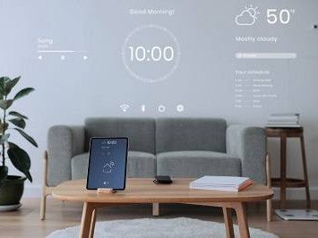 Tablet auf Couchtisch vor Couch mit virtueller Digitalanzeige im Raum