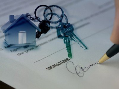 Immobilienpreise | Immobilie finanzieren | Baufinanzierung | Baufinanzierungsrechner Bild: Kaufvertrag unterschreiben