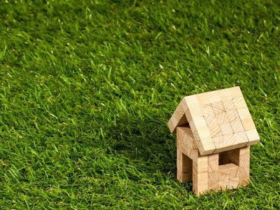 Bild: Holzhaus auf Wiese