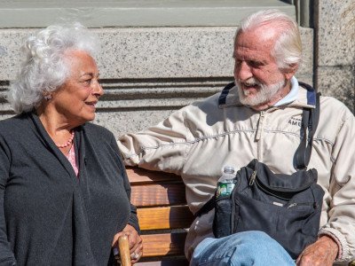 Zwei Renter sitzen auf der Bank