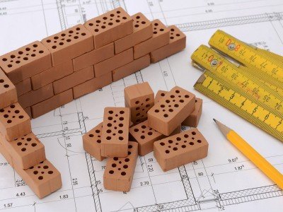 Bauspardarlehen | Vorteile | Nachteile Zum Bau eines Eigenheims braucht man nicht nur ein Grundstück und Bebauungspläne, sondern auch eine tragfähige Baufinanzierung.