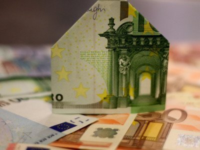 Bild: hausbau-haus-geld-teuer