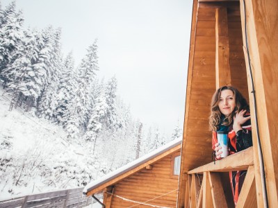 Bild: Holzhütte mit Frau