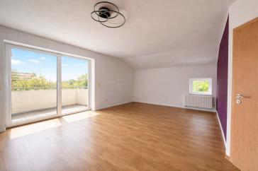 SCHICKE 3-RAUM WOHNUNG MIT BALKON UND TIEFGARAGENSTELLPLATZ – Dresden – Vorschaubild 4