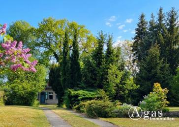 Exklusive Toplage: ca. 1.220m² großes Grundstück mit Bungalow, Garage & Werkstatt–provisionsfrei!