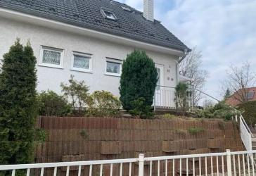 Attraktives und gepflegtes Einfamilienhaus mit 2 Tiefgaragenplätze, gehobene Ausstattung und Wohnkomfort,, in Berlin-Alt Glienicke