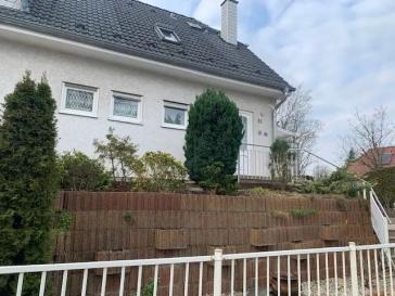 Attraktives und gepflegtes Einfamilienhaus mit 2 Tiefgaragenplätze, gehobene Ausstattung und Wohnkomfort,, in Berlin-Alt Glienicke