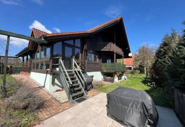 GEPFLEGTES EINFAMILIENHAUS IN HOLZBAUWEISE