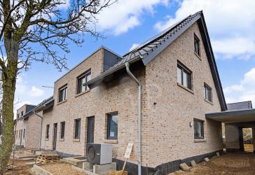 Modernes Familienglück: Energieeffiziente DHH mit PV, Wärmepumpe & Nebenkosten nur ca. 100 € mtl.