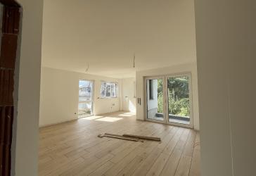 Erstbezug: 3-Zimmer-Wohnung im Obergeschoss mit Balkon