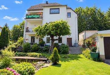Zweifamilienhaus mit schönem Garten und Blick auf Dipps!