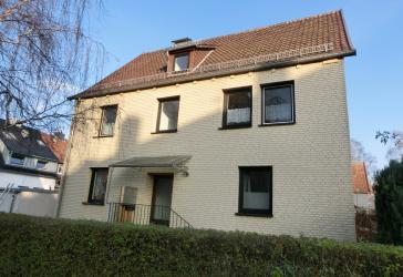 Mehrfamilienhaus mit drei Garagen