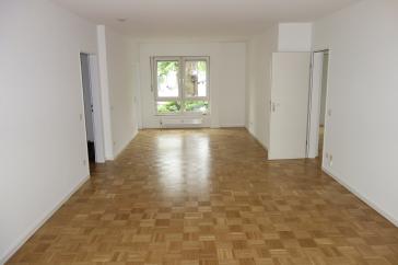 EXKLUSIV IN BILK NÄHE UNI HELL + RUHIG ERDGESCHOSS MIT TERRASSE 2 BÄDER KOMPLETT PARKETT TG-STELLPL. – Düsseldorf – Vorschaubild 2