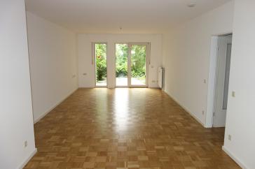 EXKLUSIV IN BILK NÄHE UNI HELL + RUHIG ERDGESCHOSS MIT TERRASSE 2 BÄDER KOMPLETT PARKETT TG-STELLPL. – Düsseldorf – Vorschaubild 3