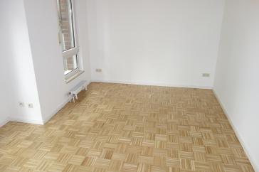 EXKLUSIV IN BILK NÄHE UNI HELL + RUHIG ERDGESCHOSS MIT TERRASSE 2 BÄDER KOMPLETT PARKETT TG-STELLPL. – Düsseldorf – Vorschaubild 4