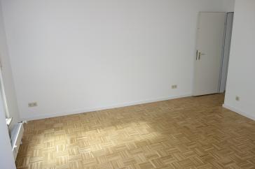 EXKLUSIV IN BILK NÄHE UNI HELL + RUHIG ERDGESCHOSS MIT TERRASSE 2 BÄDER KOMPLETT PARKETT TG-STELLPL. – Düsseldorf – Vorschaubild 8