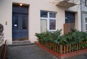 sanierte, helle 1 Zimmer-Wohnung bzw. Teilgewerbe, Vorgarten, Einbauküche, Bezugsfreie Übergabe