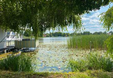 Frei stehendes Einfamilienhaus-Bungalow + Gartenhaus, Pool, eigenes Wassergrundstück mit Bootshaus und Steganlage