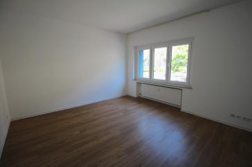 RENOVIERTE KOMFORTWHG. SANIERTES DUSCHBAD BALKON GARAGE MÖGL. 1.OG MODERNE BÖDEN OBERBILK/ELLERSTR. – Düsseldorf – Vorschaubild 2