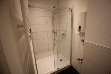 RENOVIERTE KOMFORTWHG. SANIERTES DUSCHBAD BALKON GARAGE MÖGL. 1.OG MODERNE BÖDEN OBERBILK/ELLERSTR. – Düsseldorf – Vorschaubild 7