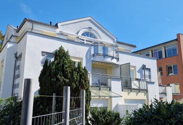 Lichtdurchflutete Räume auf zwei Etagen mit großzügiger Dachterrasse in Parkvilla Versailles Erlenstegen in ruhiger, grüner Wohnlage