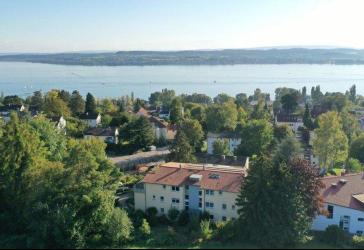Sonnige 3 Zimmer EG -Wohnung mit großem Balkon . Kurze Wege ins Grüne und in den Birnauer Wald !