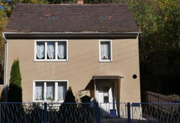 Provisionsfrei - sofort beziehbar, Einfamilienhaus mit Stellplatz und großem Garten in Werdau