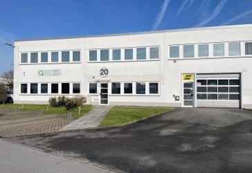 Büro mit EBK, Glasfaseranschluss und Stellplätzen direkt vor der Tür