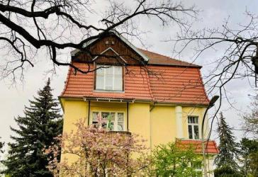 Wunderschöne 3-Zimmer-Wohnung in Altbauvilla!