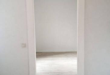 HELL und ZENTRAL – 2 ZKB, 53 m² – neuwertig – modernes Bad – ab sofort frei
