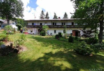 Großes Wohnhaus mit 4 Wohungen inmitten der Natur