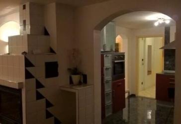 sehr individuelle, großzügige Dachgeschoß-Wohnung mit Kamin