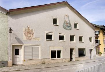 Lukrativ vermietetes Wohnhaus mit kleiner Gewerbeeinheit im Herzen von Waging am See