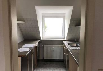Maisonette-Wohnung! XL-Wohnung in GE-Horst im DG mit Einbauküche sucht Mieter - 5 Zi. 85m² im 3.OG