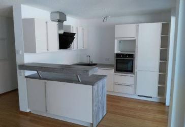 Neubau-Wohnung miit Fußbodenheizung, Neu-Marken-Einbauküche, Parkettboden, Groß-Balkon, Tiefgarage, Kellerraum,