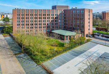 Revitalisierung! Moderne Büroflächen auf großem Grundstück mit einladendem Gartenbereich