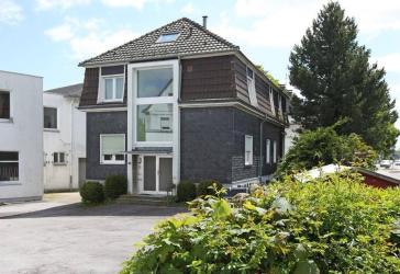 Sanierer aufgepasst! Freistehendes und teilsaniertes 1-3-Familienhaus in Remscheid