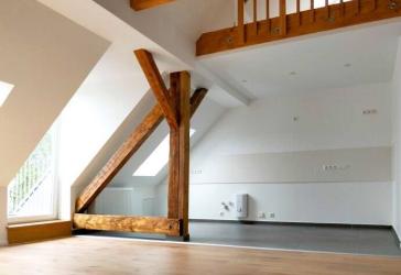 Schöne Dachgeschosswohnung mit Galerie und sichtbaren Holzbalken