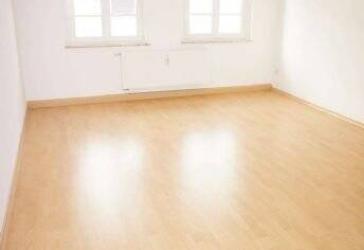 Wohnung im 1. OG ! Bad mit Fenster ! Laminat ! Balkon an der Küche