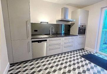 Arbeiten und Wohnen in sanierter Altbauwohnung mit eigenem Eingang, zwei Terrassen und sehr guten Grundriss! Ab sofort lieferbar! Anschauen lohnt sich