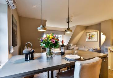 Moderne Dachgeschoss-Wohnung mit Wellnessbereich