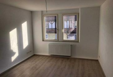Ab sofort: Großzügige 2,5-Zimmer-Wohnung in ruhiger Wohnstraße, renovierter Altbau!